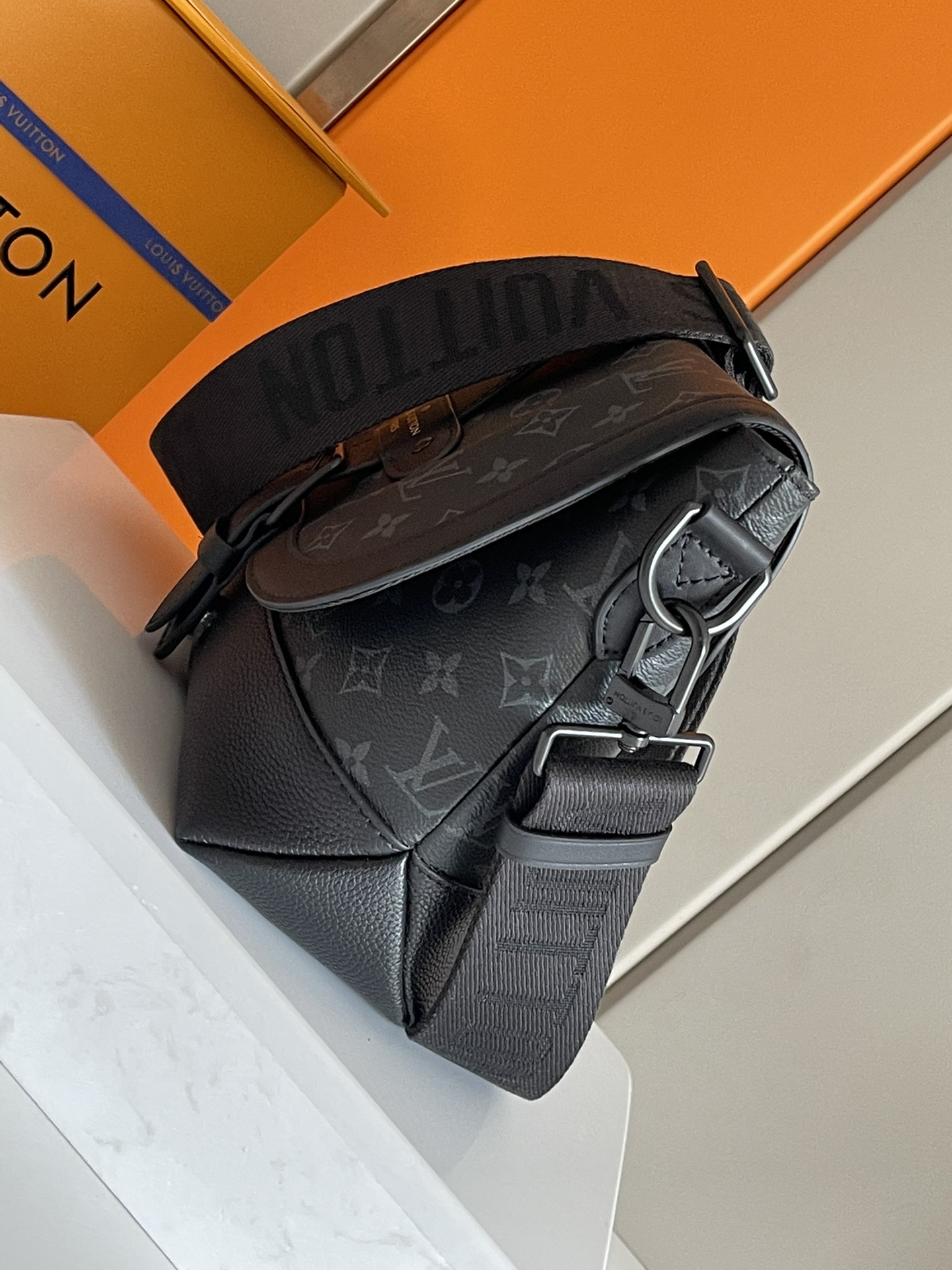 LV 高仿郵差包 M45911 黑色Monogram帆布 經典男用單肩包｜歐美奢侈品精品推薦