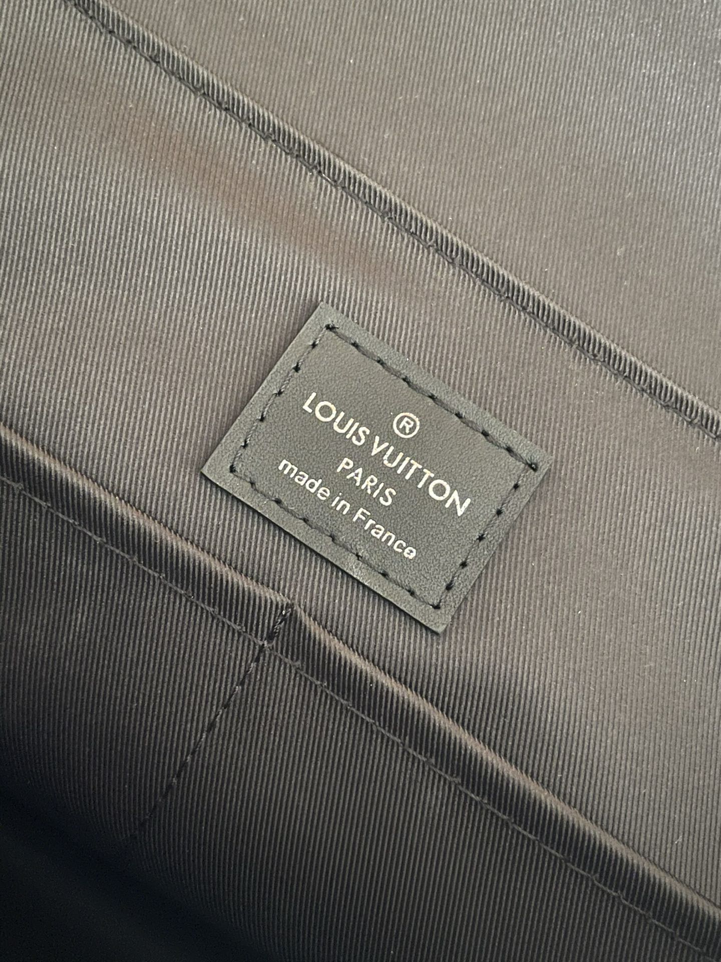 LV 高仿郵差包 M45911 黑色Monogram帆布 經典男用單肩包｜歐美奢侈品精品推薦