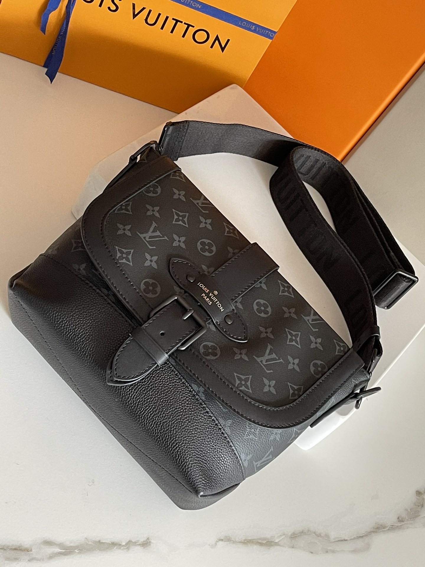 LV 高仿郵差包 M45911 黑色Monogram帆布 經典男用單肩包｜歐美奢侈品精品推薦