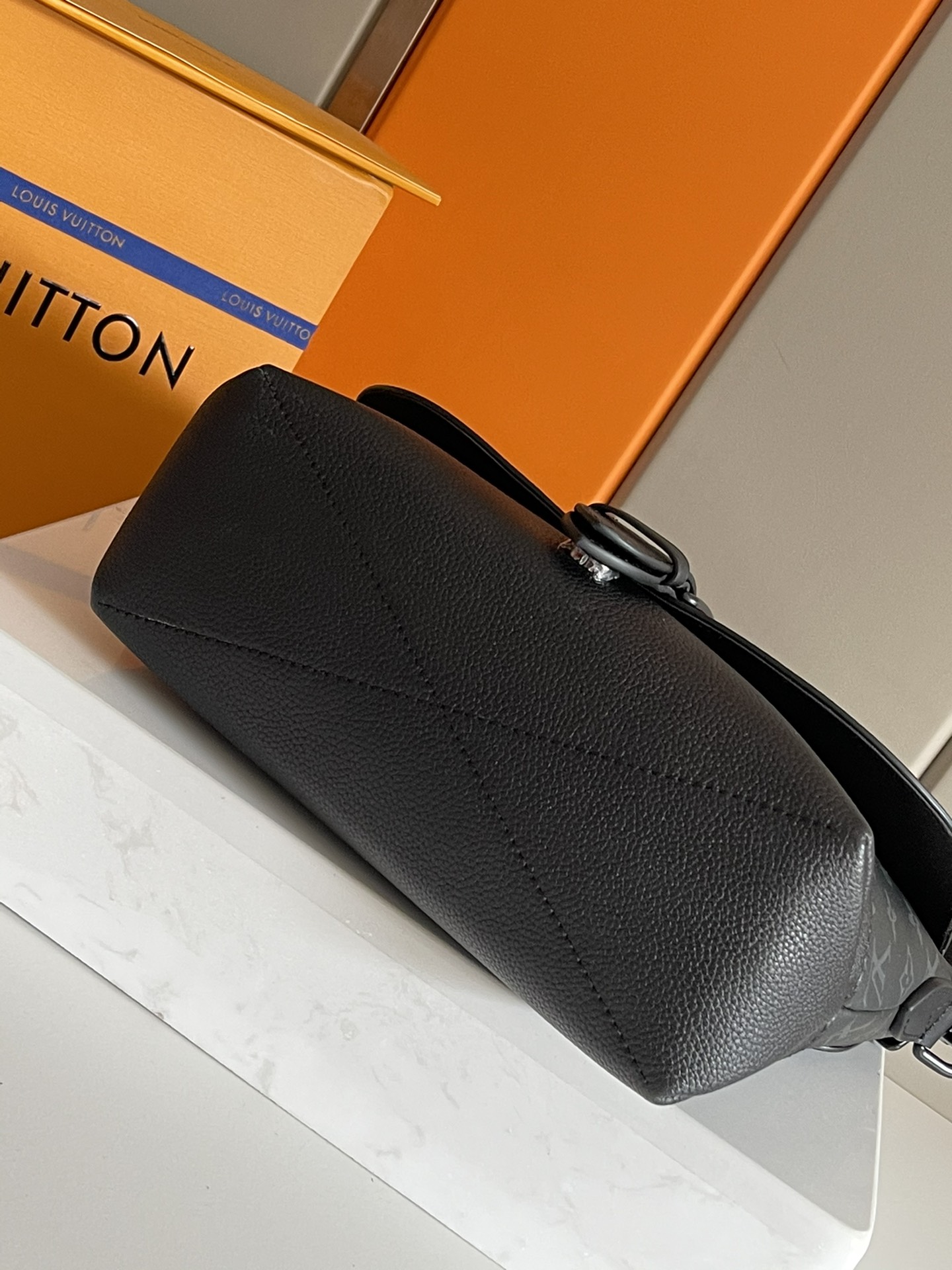 LV 高仿郵差包 M45911 黑色Monogram帆布 經典男用單肩包｜歐美奢侈品精品推薦