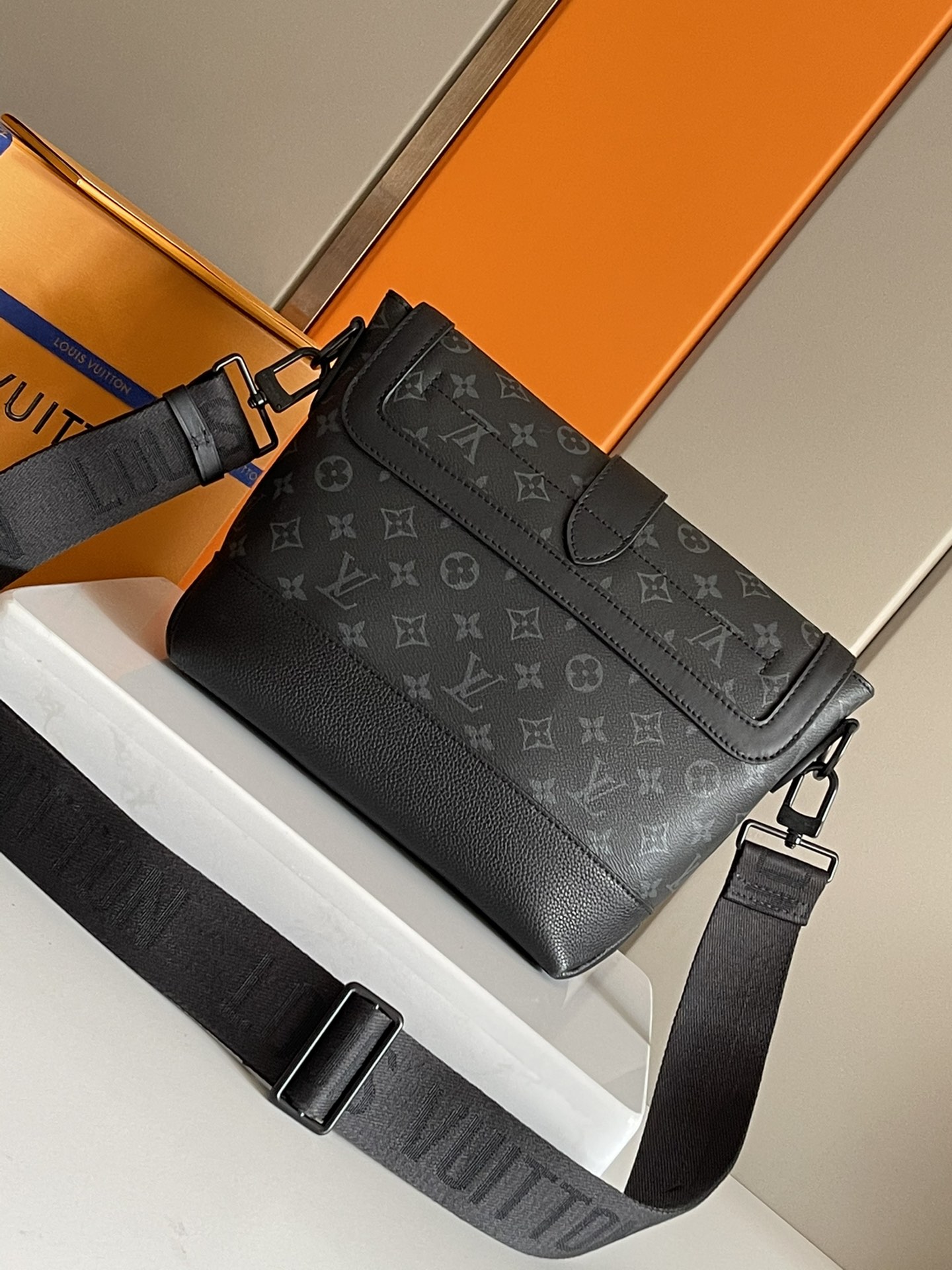 LV 高仿郵差包 M45911 黑色Monogram帆布 經典男用單肩包｜歐美奢侈品精品推薦