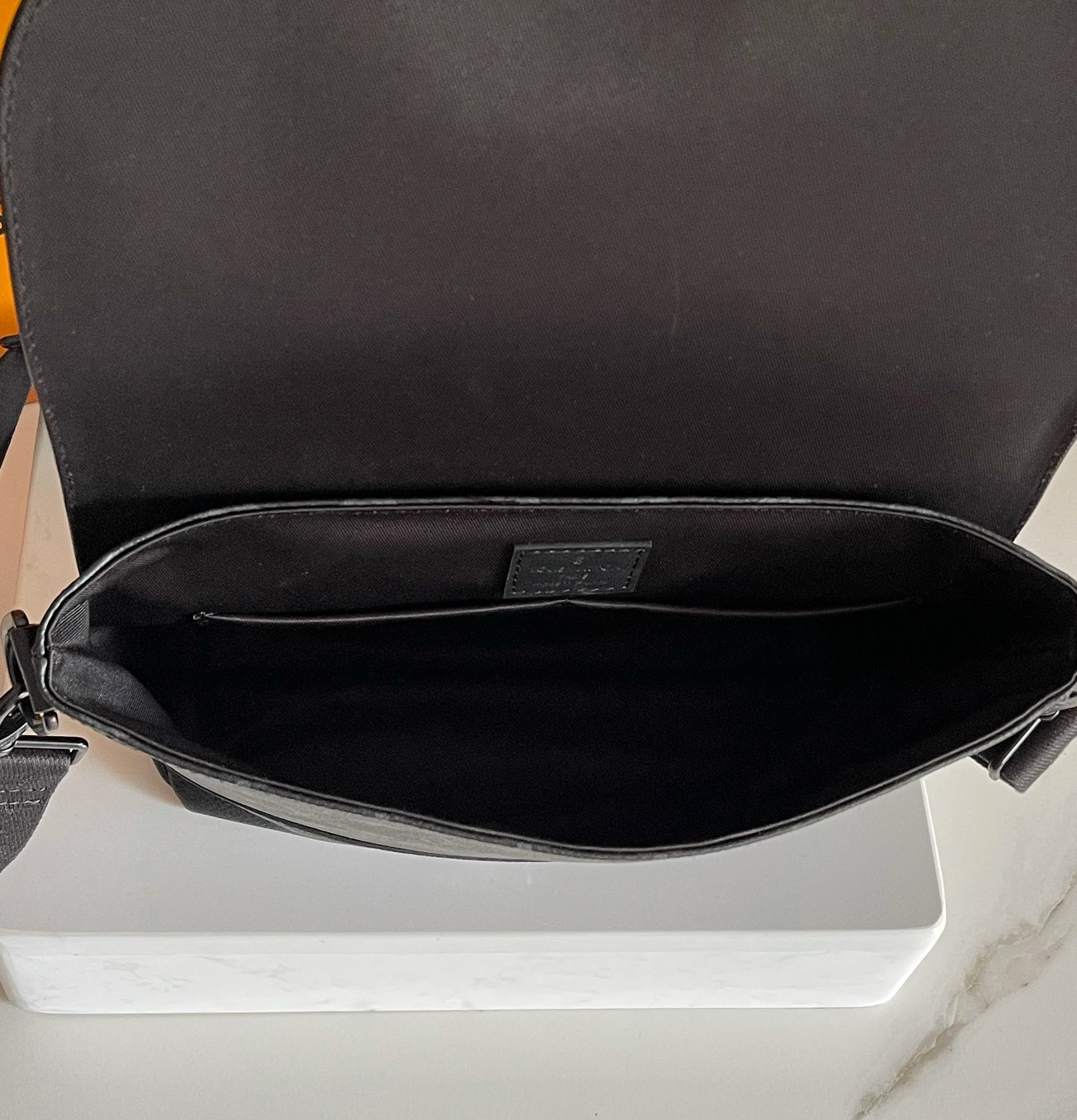 LV 高仿郵差包 M45911 黑色Monogram帆布 經典男用單肩包｜歐美奢侈品精品推薦