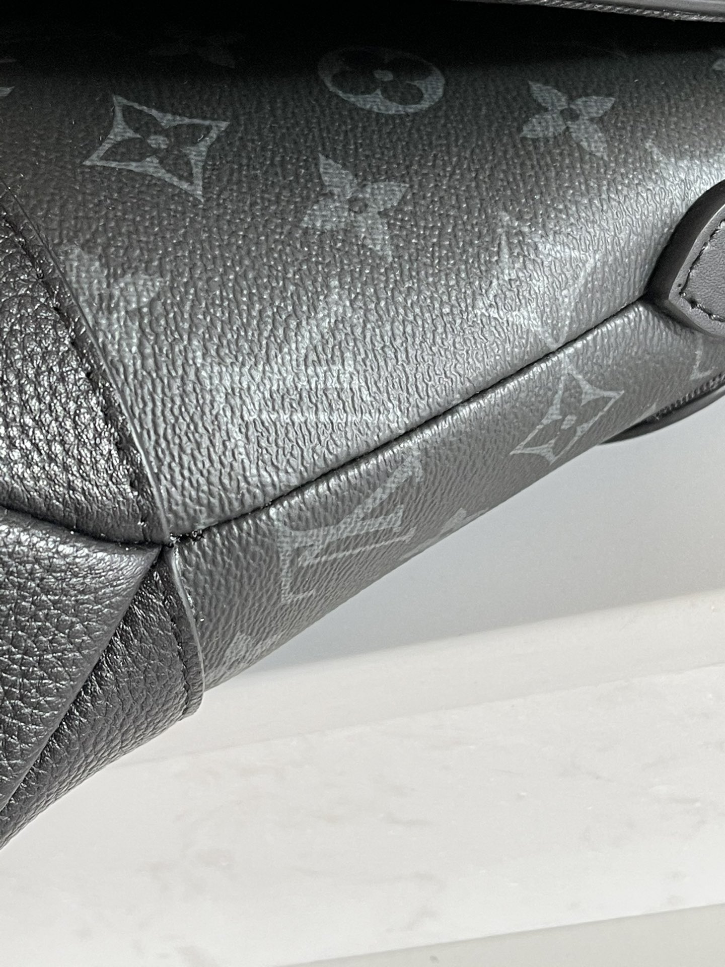 LV 高仿郵差包 M45911 黑色Monogram帆布 經典男用單肩包｜歐美奢侈品精品推薦