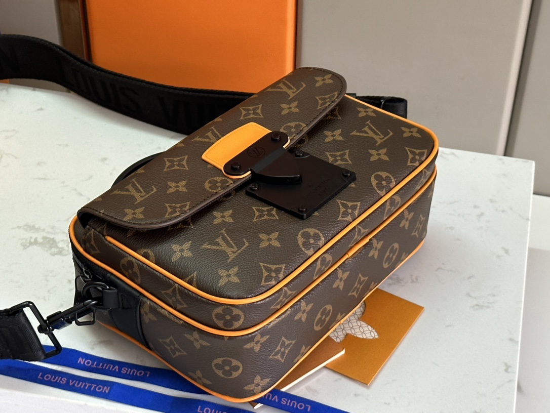 LV 高仿郵差包 M46688 老花橘邊撞色設計 潮流男士斜背包款｜歐美奢侈品精品推薦