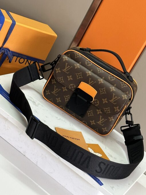 LV 高仿郵差包 M46688 老花橘邊撞色設計 潮流男士斜背包款