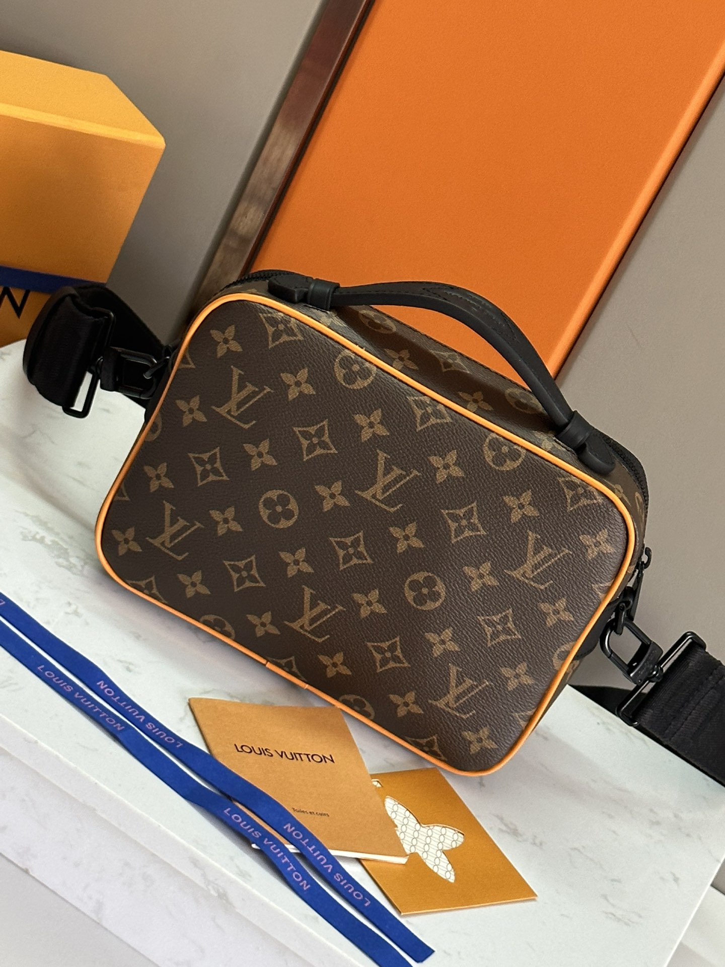 LV 高仿郵差包 M46688 老花橘邊撞色設計 潮流男士斜背包款｜歐美奢侈品精品推薦