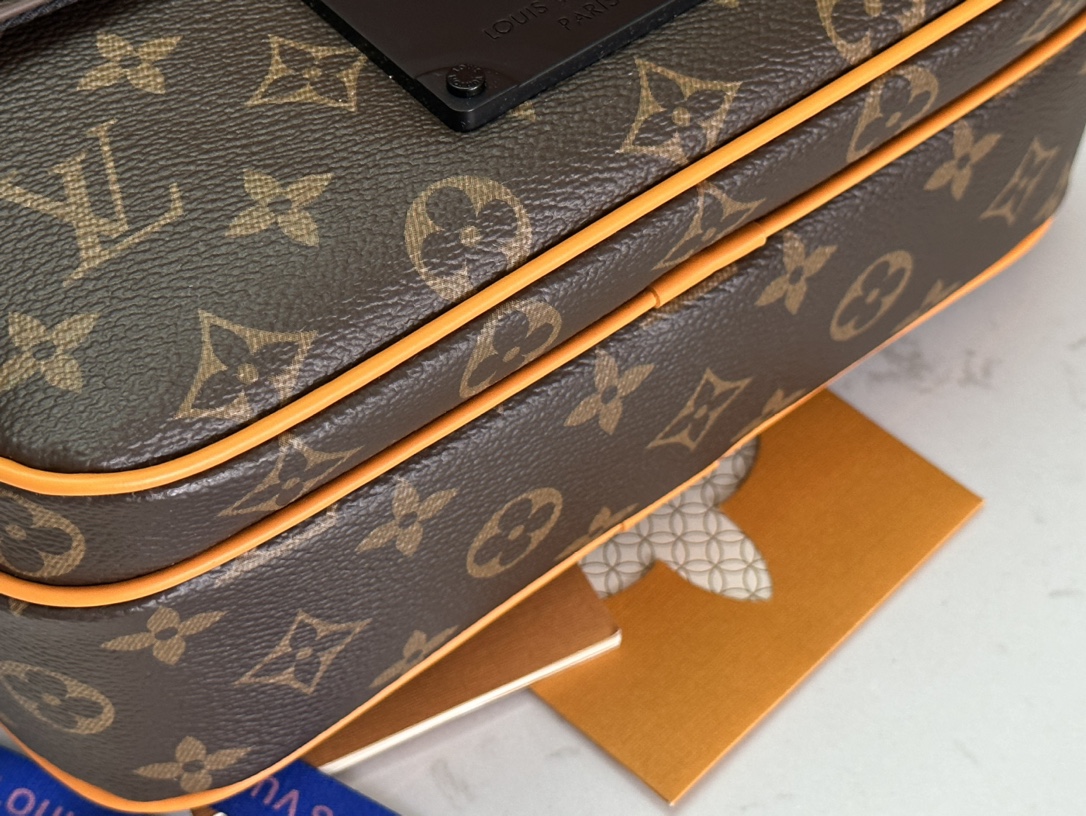 LV 高仿郵差包 M46688 老花橘邊撞色設計 潮流男士斜背包款｜歐美奢侈品精品推薦
