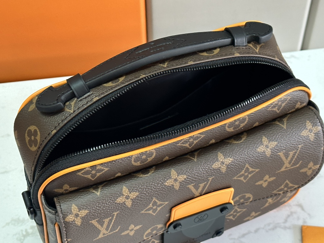 LV 高仿郵差包 M46688 老花橘邊撞色設計 潮流男士斜背包款｜歐美奢侈品精品推薦