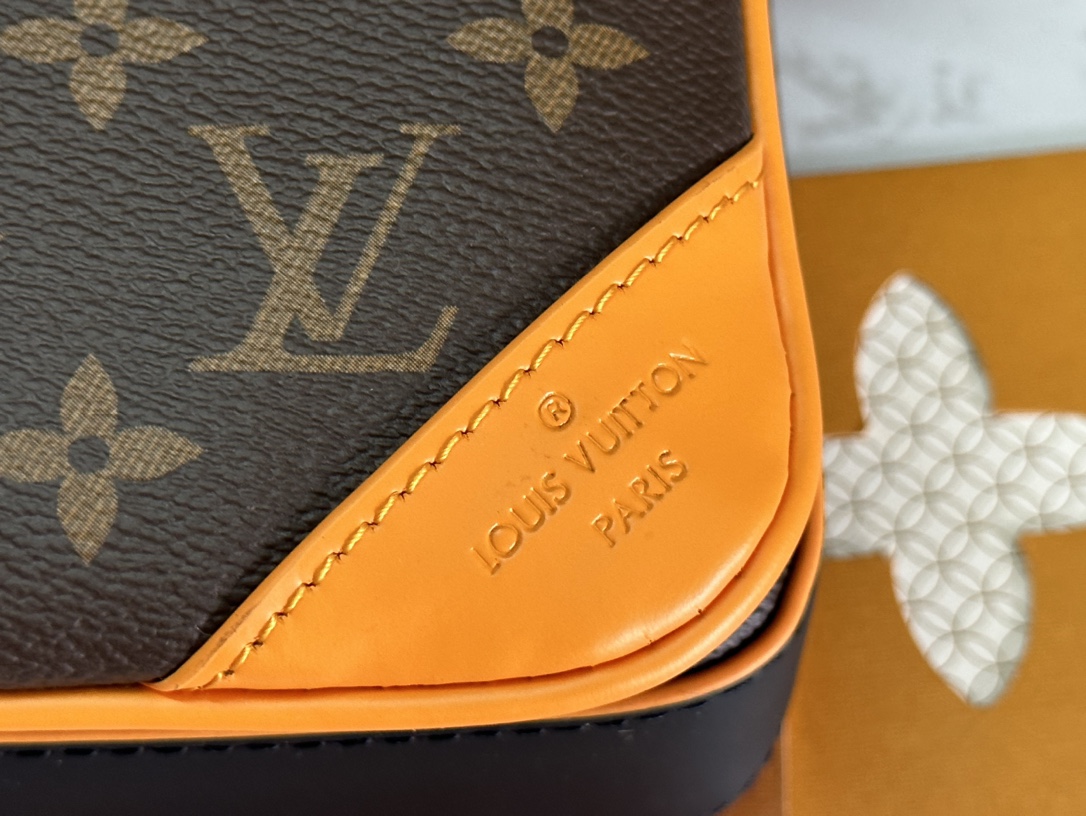 LV 高仿斜背包 老花橘角拼接男款 撞色設計休閒必備包｜歐美奢侈品精品推薦