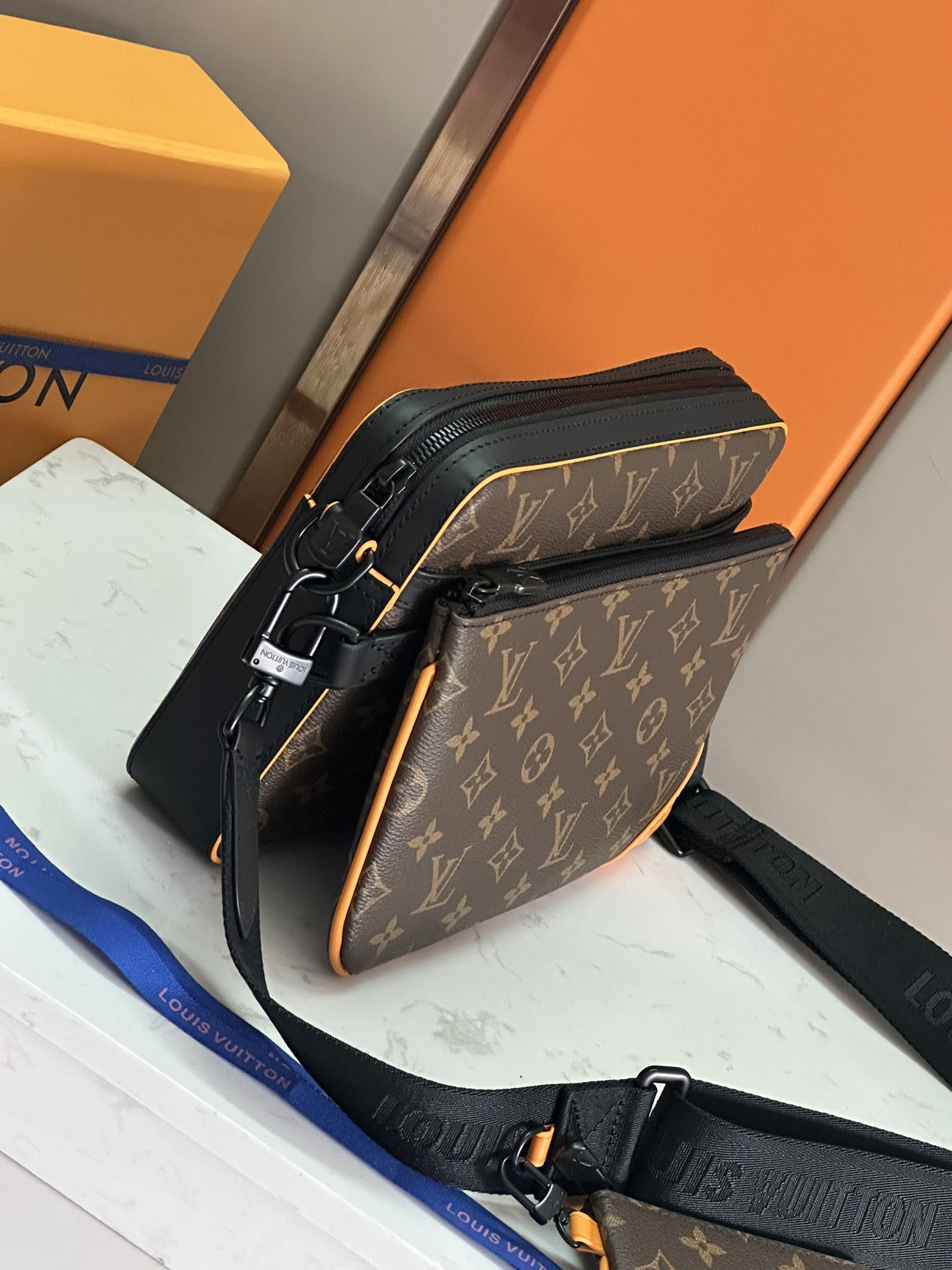LV 高仿斜背包 老花橘角拼接男款 撞色設計休閒必備包｜歐美奢侈品精品推薦