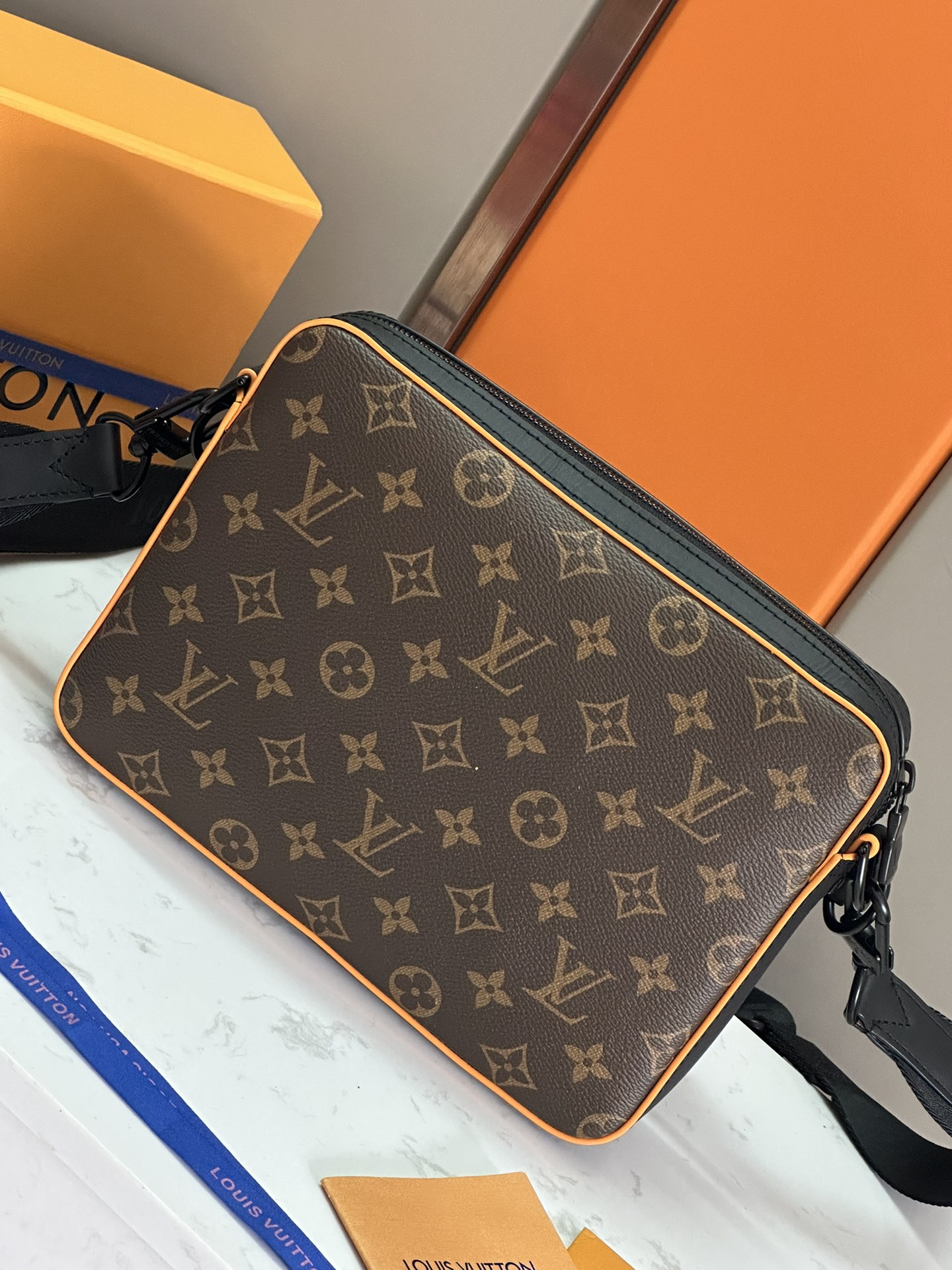 LV 高仿斜背包 老花橘角拼接男款 撞色設計休閒必備包｜歐美奢侈品精品推薦