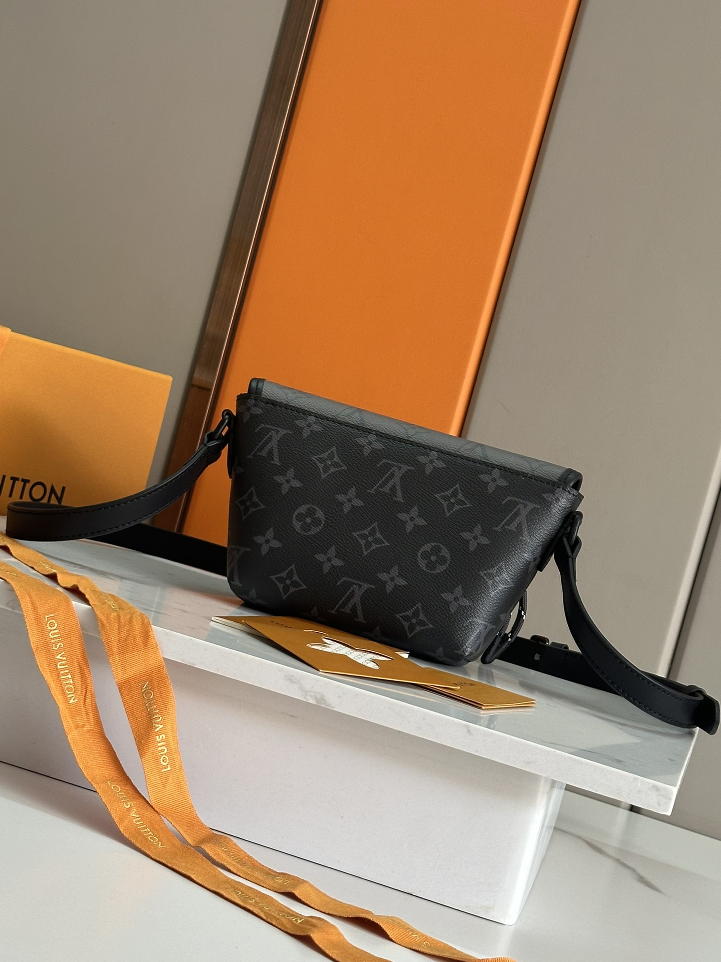 LV 高仿斜背小包 M12806 黑老花迷你包 輕巧百搭推薦男士款｜歐美奢侈品精品推薦
