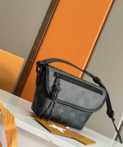 LV 高仿斜背小包 M12806 黑老花迷你包 輕巧百搭推薦男士款