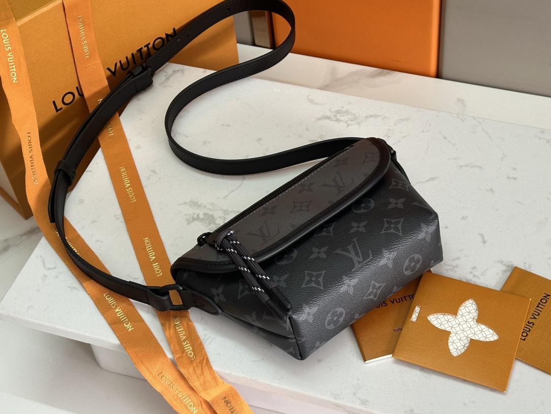 LV 高仿斜背小包 M12806 黑老花迷你包 輕巧百搭推薦男士款｜歐美奢侈品精品推薦