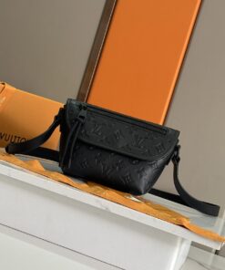 LV 高仿迷你斜背包 黑色壓紋設計 精品小包實搭推薦