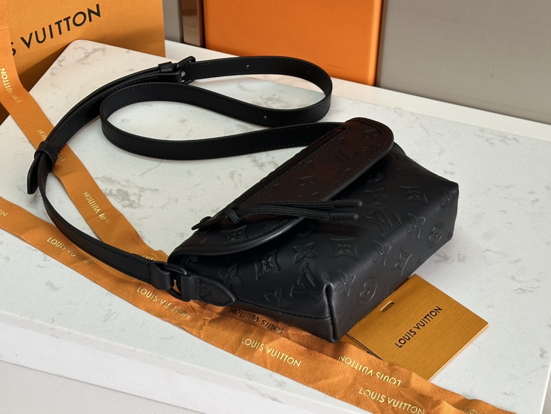 LV 高仿迷你斜背包 黑色壓紋設計 精品小包實搭推薦｜歐美奢侈品精品推薦
