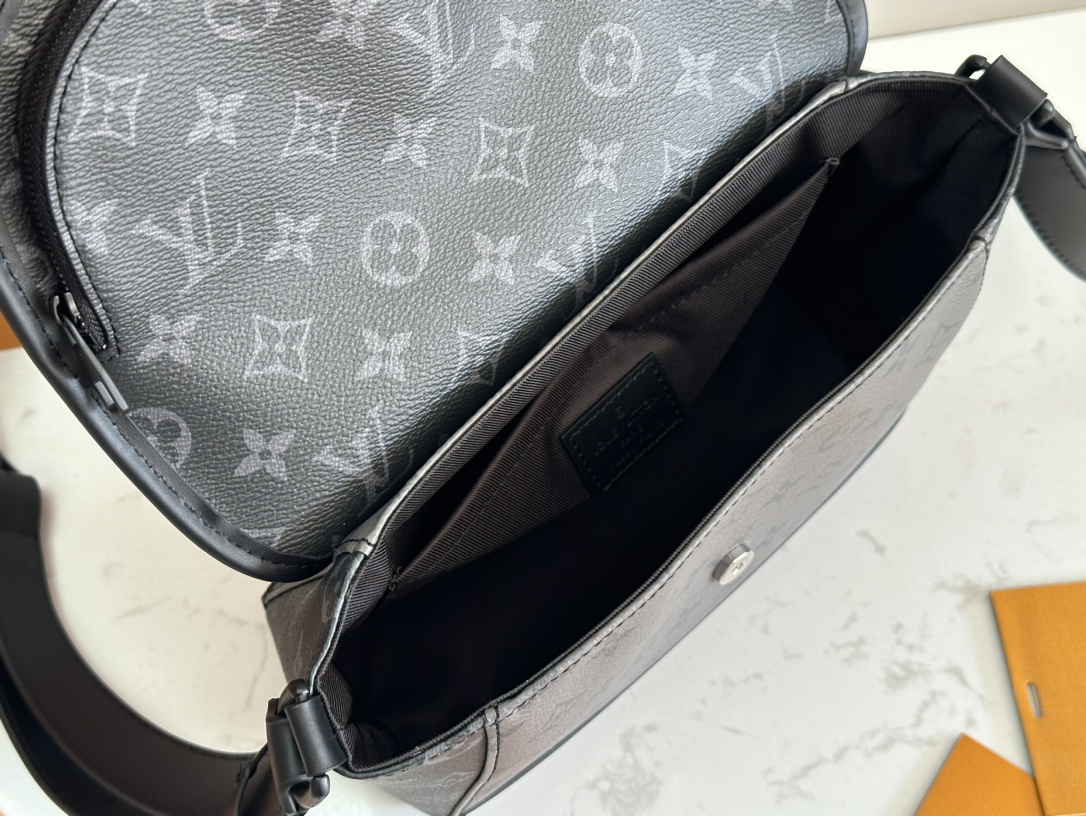 LV 高仿灰黑斜背包 中型老花設計 男士百搭潮流包推薦款｜歐美奢侈品精品推薦