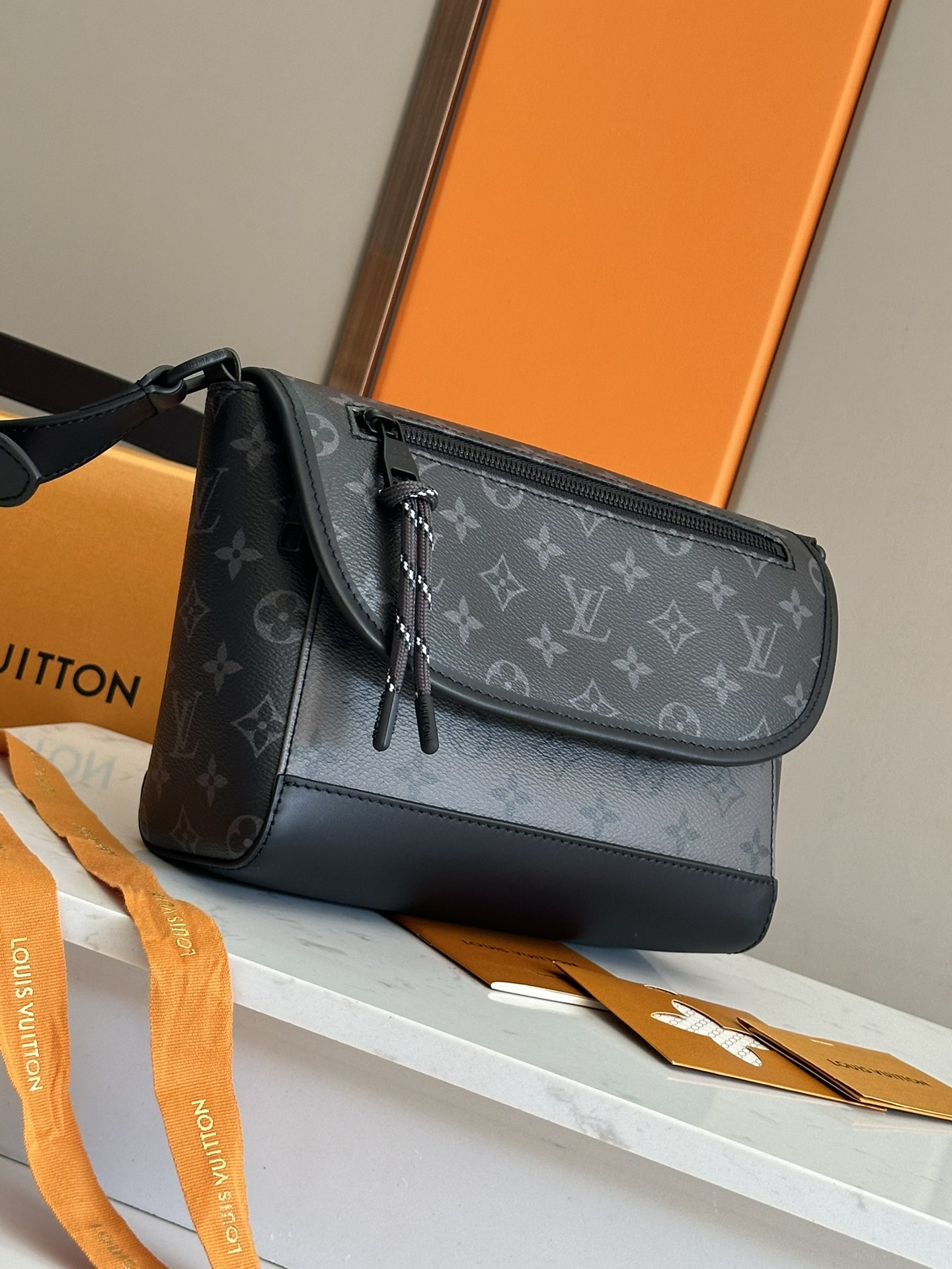 LV 高仿灰黑斜背包 中型老花設計 男士百搭潮流包推薦款｜歐美奢侈品精品推薦