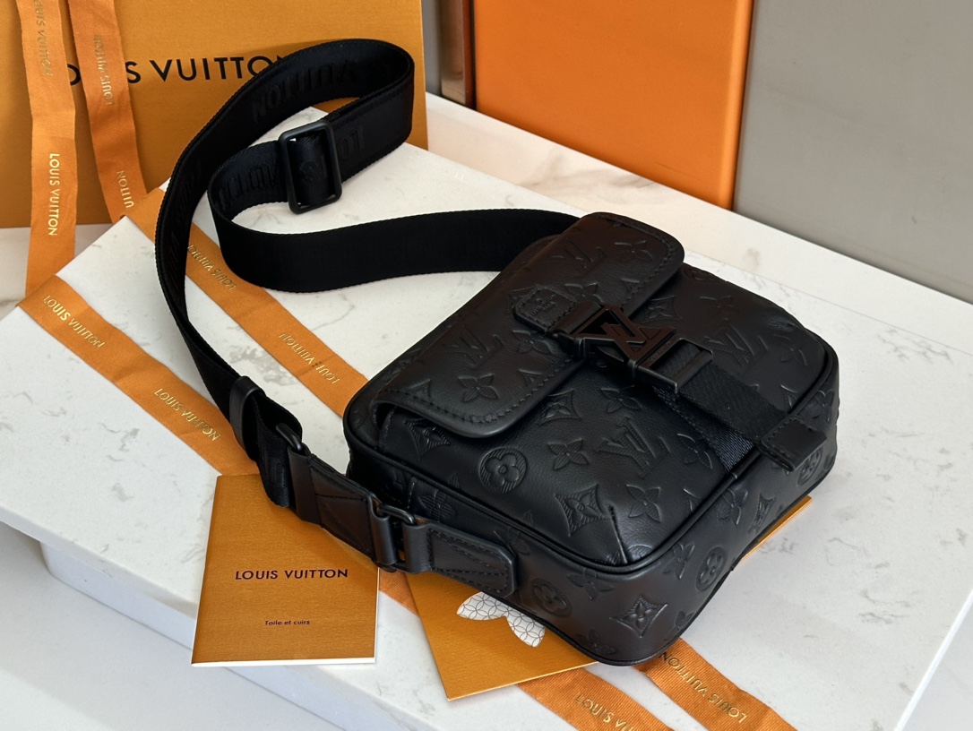 LV 高仿壓紋小方包 黑色斜背款 男士潮流便攜包推薦｜歐美奢侈品精品推薦