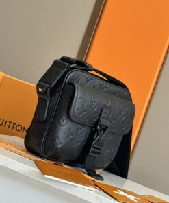 LV 高仿壓紋小方包 黑色斜背款 男士潮流便攜包推薦