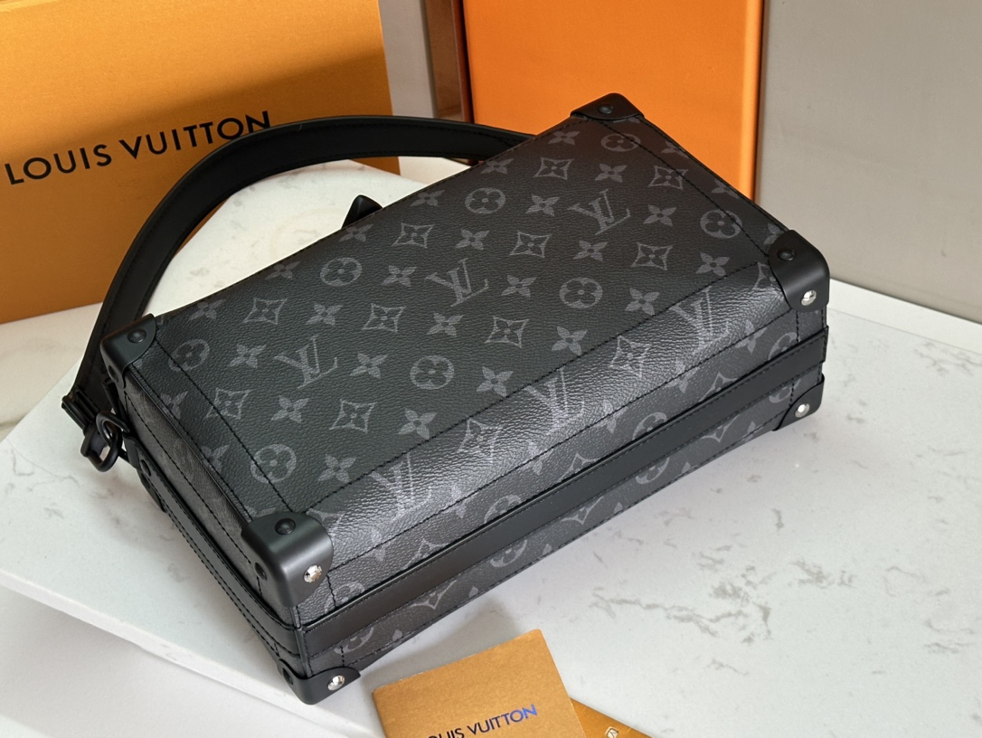 LV高仿黑色Mini Soft Trunk側背包 極簡盒型設計人氣男包｜歐美奢侈品精品推薦