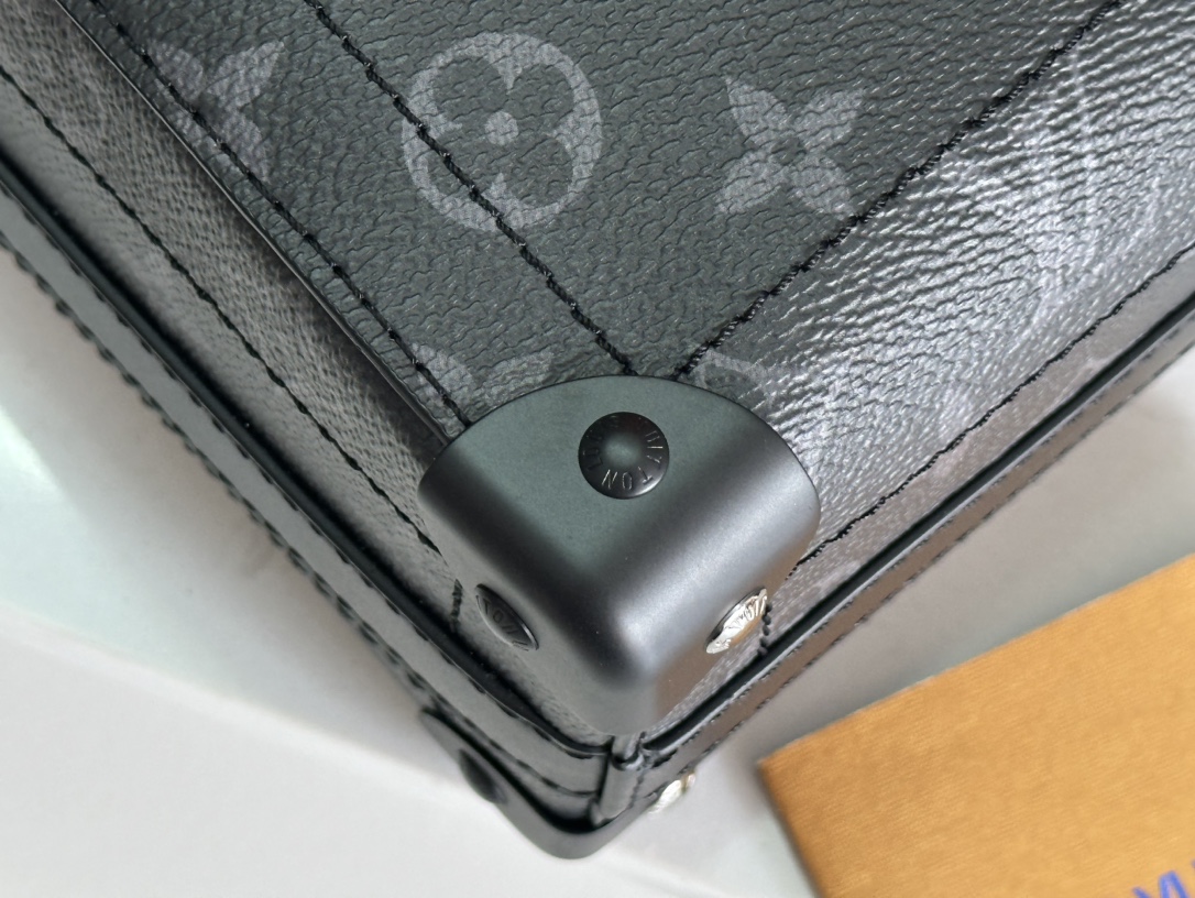 LV高仿黑色Mini Soft Trunk側背包 極簡盒型設計人氣男包｜歐美奢侈品精品推薦