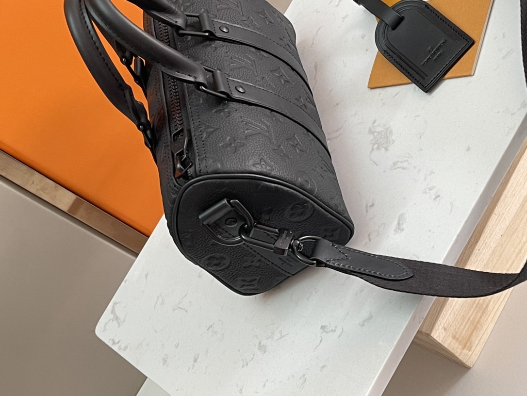 LV Nano Speedy黑色壓紋手袋 一比一精品迷你枕頭包附刺繡肩帶｜歐美奢侈品精品推薦