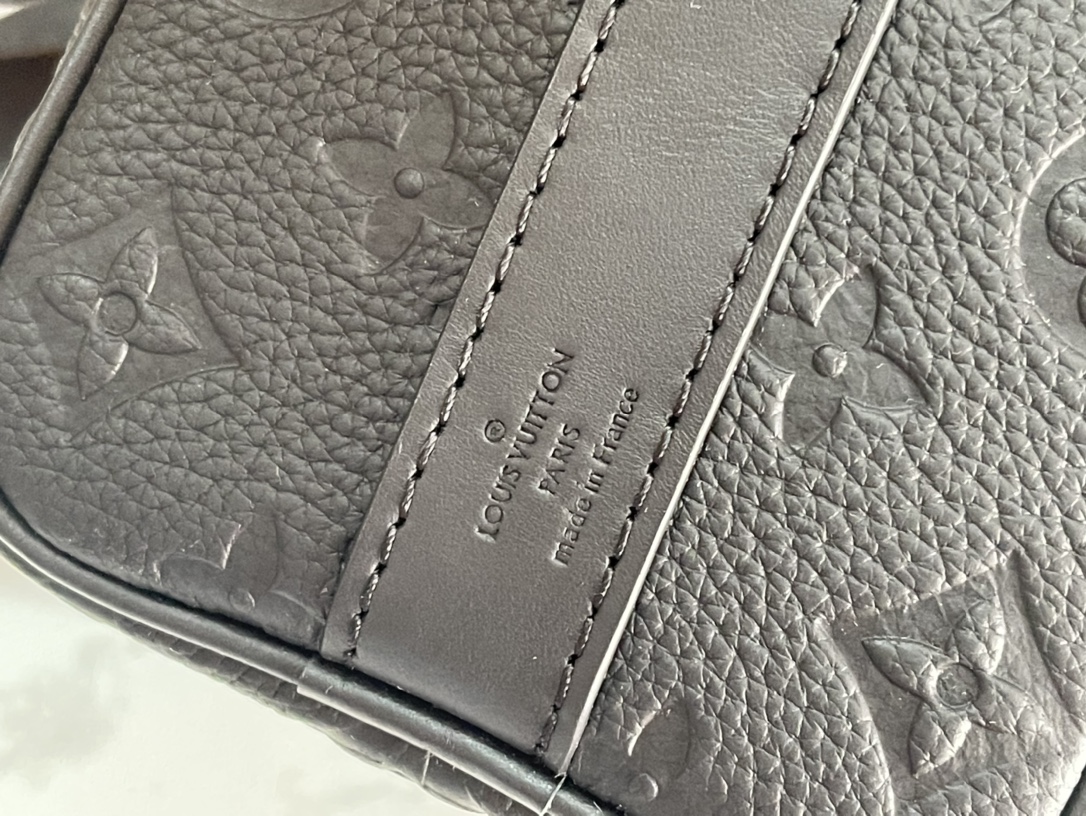 LV Nano Speedy黑色壓紋手袋 一比一精品迷你枕頭包附刺繡肩帶｜歐美奢侈品精品推薦