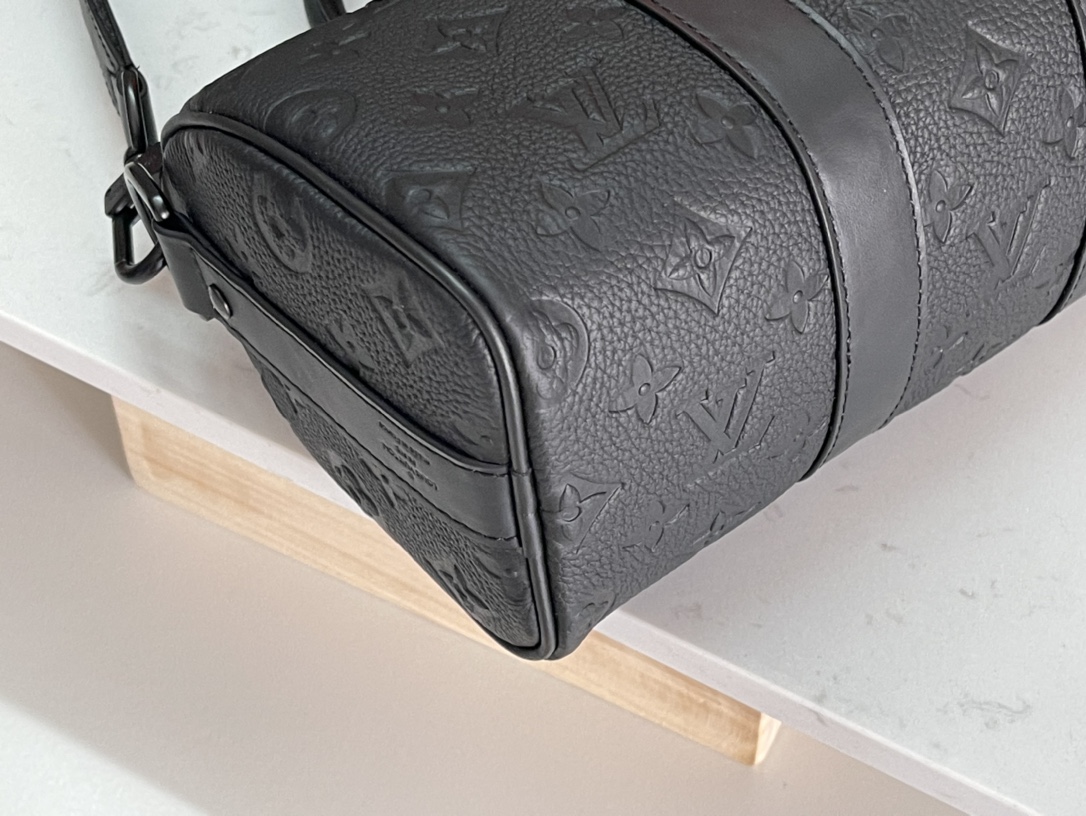 LV Nano Speedy黑色壓紋手袋 一比一精品迷你枕頭包附刺繡肩帶｜歐美奢侈品精品推薦