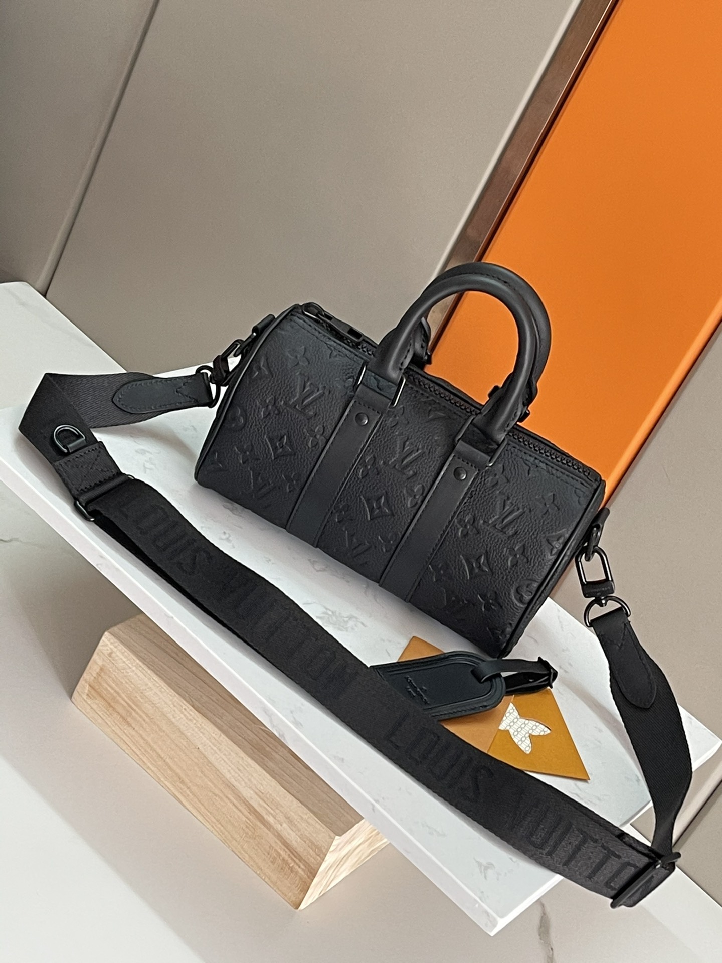 LV Nano Speedy黑色壓紋手袋 一比一精品迷你枕頭包附刺繡肩帶｜歐美奢侈品精品推薦