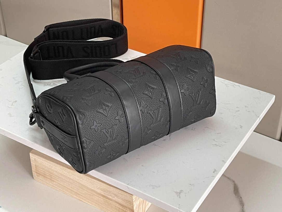 LV Nano Speedy黑色壓紋手袋 一比一精品迷你枕頭包附刺繡肩帶｜歐美奢侈品精品推薦