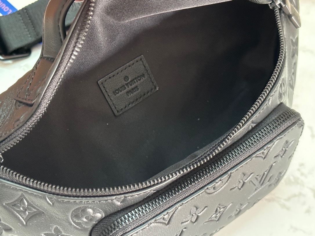 LV M47058 高仿壓紋皮革腰包 男士斜背時尚小包 潮流必備設計｜歐美奢侈品精品推薦