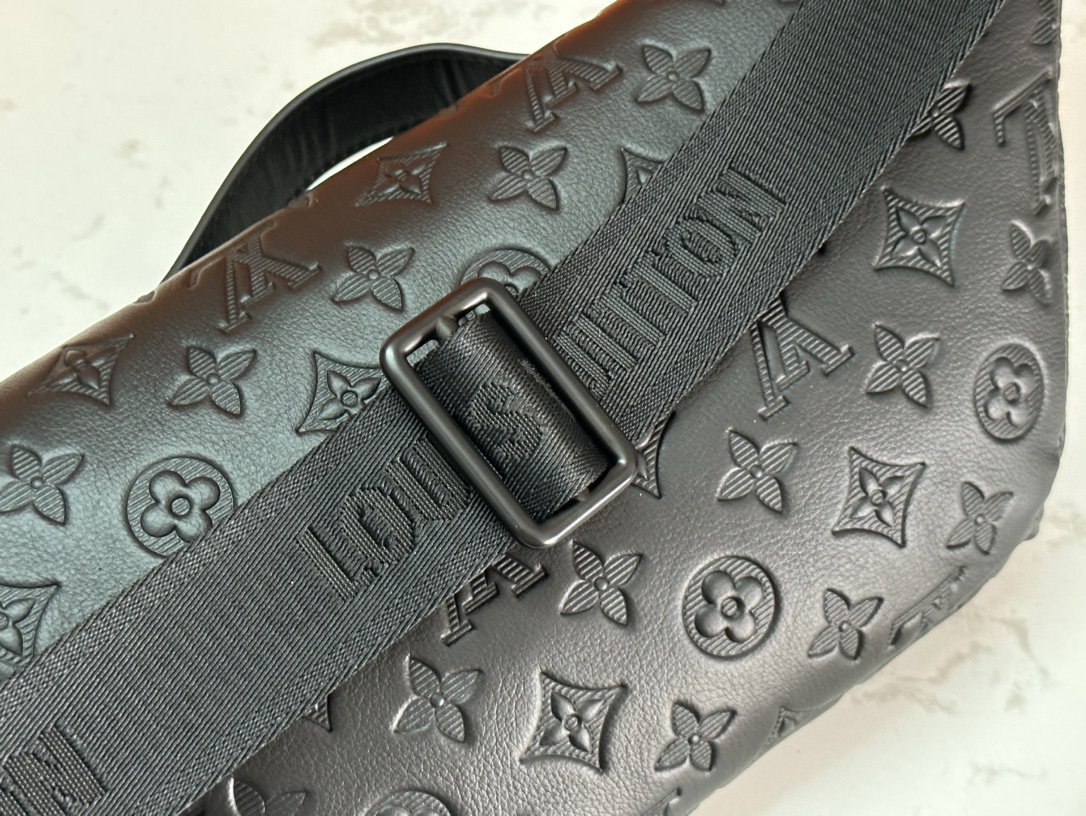 LV M47058 高仿壓紋皮革腰包 男士斜背時尚小包 潮流必備設計｜歐美奢侈品精品推薦