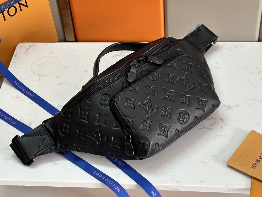 LV M47058 高仿壓紋皮革腰包 男士斜背時尚小包 潮流必備設計｜歐美奢侈品精品推薦