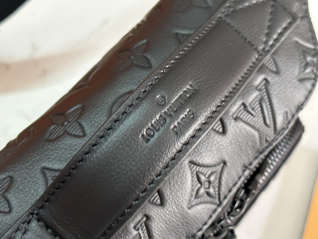 LV M47058 高仿壓紋皮革腰包 男士斜背時尚小包 潮流必備設計｜歐美奢侈品精品推薦