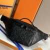 LV M47058 高仿壓紋皮革腰包 男士斜背時尚小包 潮流必備設計｜歐美奢侈品精品推薦