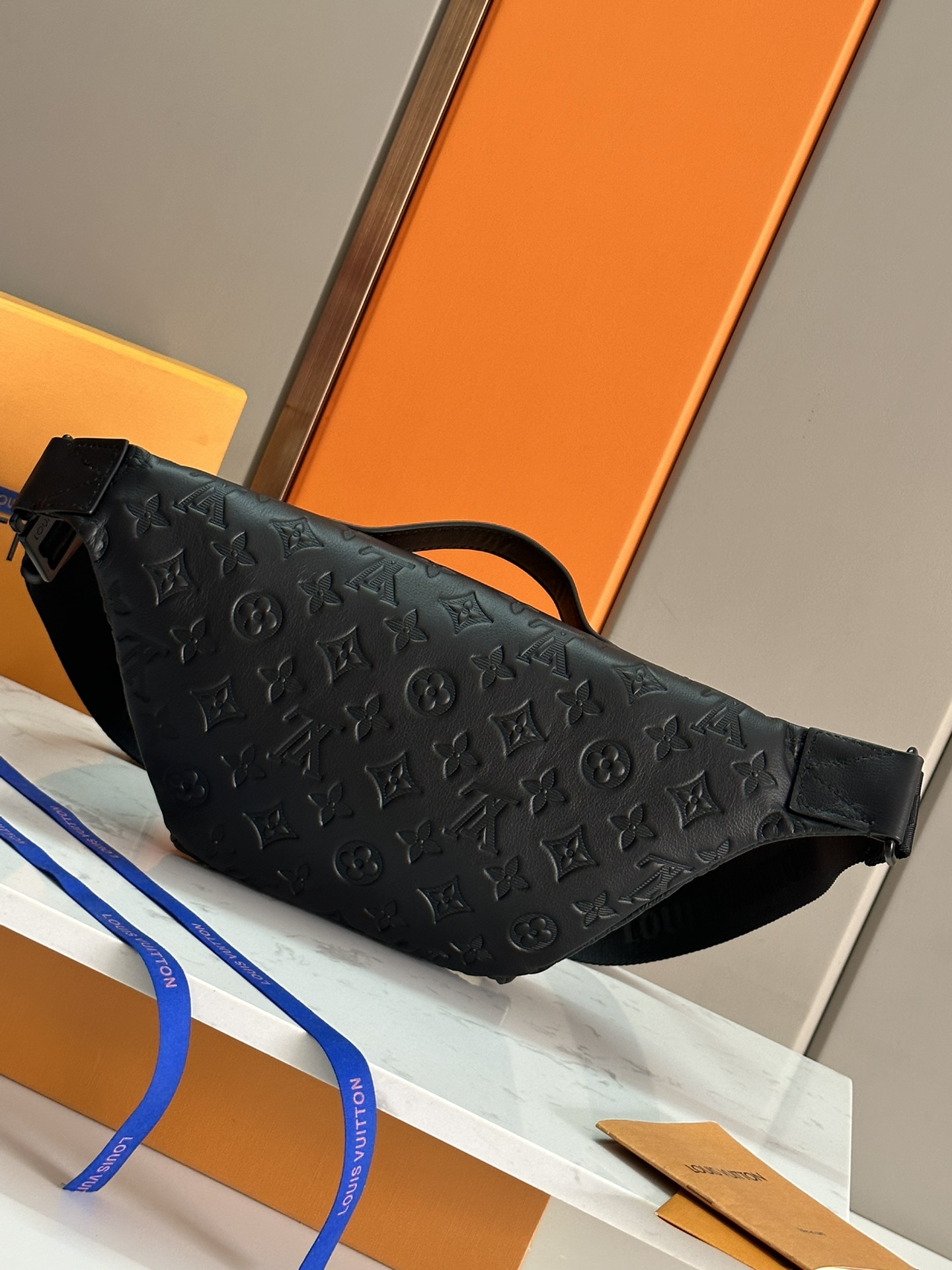 LV M47058 高仿壓紋皮革腰包 男士斜背時尚小包 潮流必備設計｜歐美奢侈品精品推薦