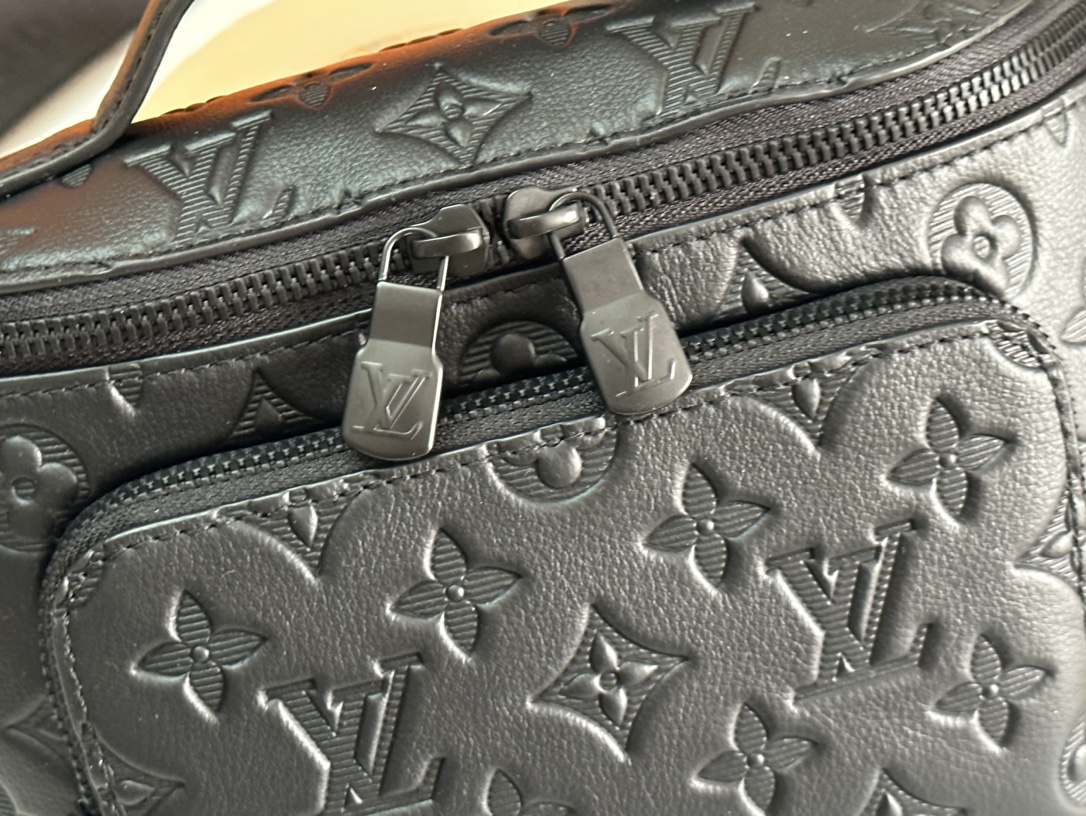 LV M47058 高仿壓紋皮革腰包 男士斜背時尚小包 潮流必備設計｜歐美奢侈品精品推薦