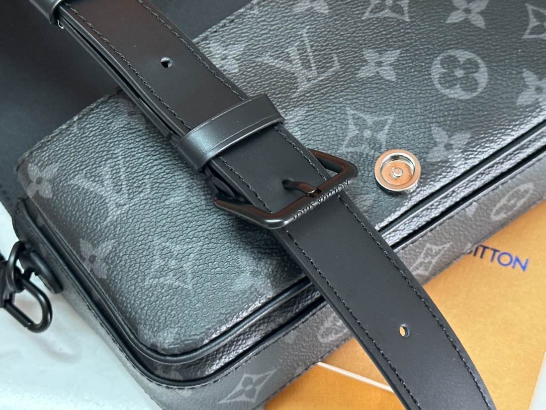 LV M81555 高仿壓紋腰包 斜背信封款 男士精品黑灰Monogram｜歐美奢侈品精品推薦