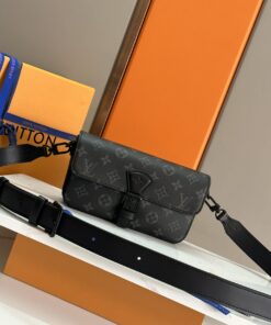 LV M81555 高仿壓紋腰包 斜背信封款 男士精品黑灰Monogram
