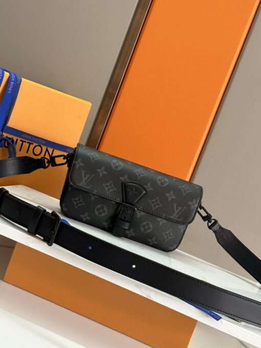 LV M81555 高仿壓紋腰包 斜背信封款 男士精品黑灰Monogram