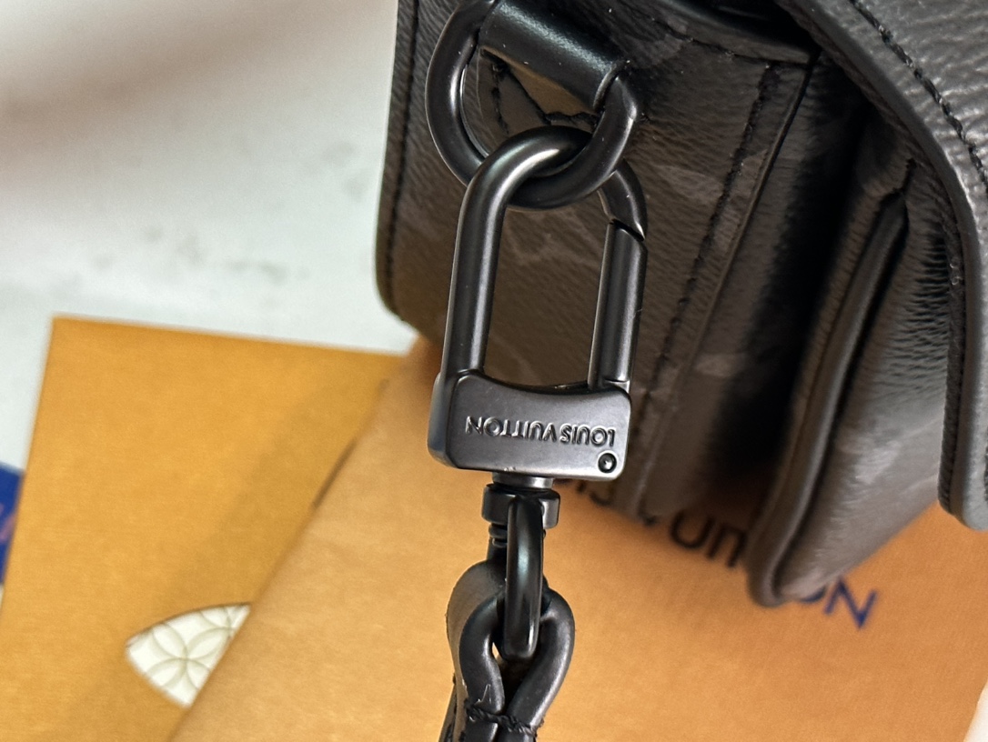 LV M81555 高仿壓紋腰包 斜背信封款 男士精品黑灰Monogram｜歐美奢侈品精品推薦