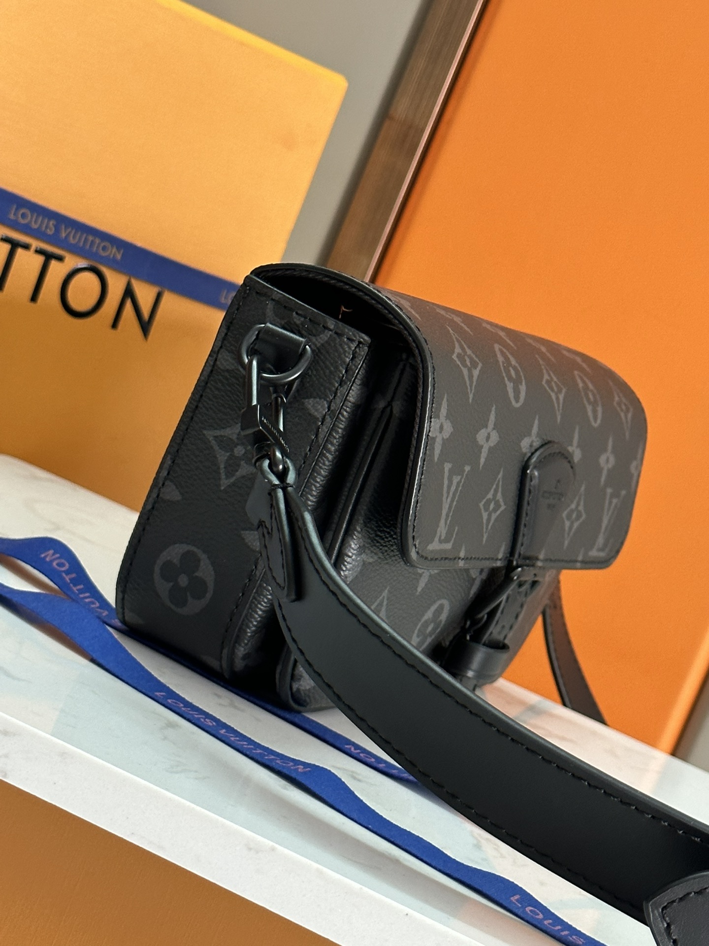 LV M81555 高仿壓紋腰包 斜背信封款 男士精品黑灰Monogram｜歐美奢侈品精品推薦