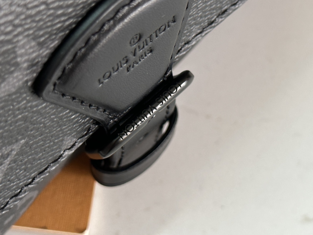 LV M81555 高仿壓紋腰包 斜背信封款 男士精品黑灰Monogram｜歐美奢侈品精品推薦