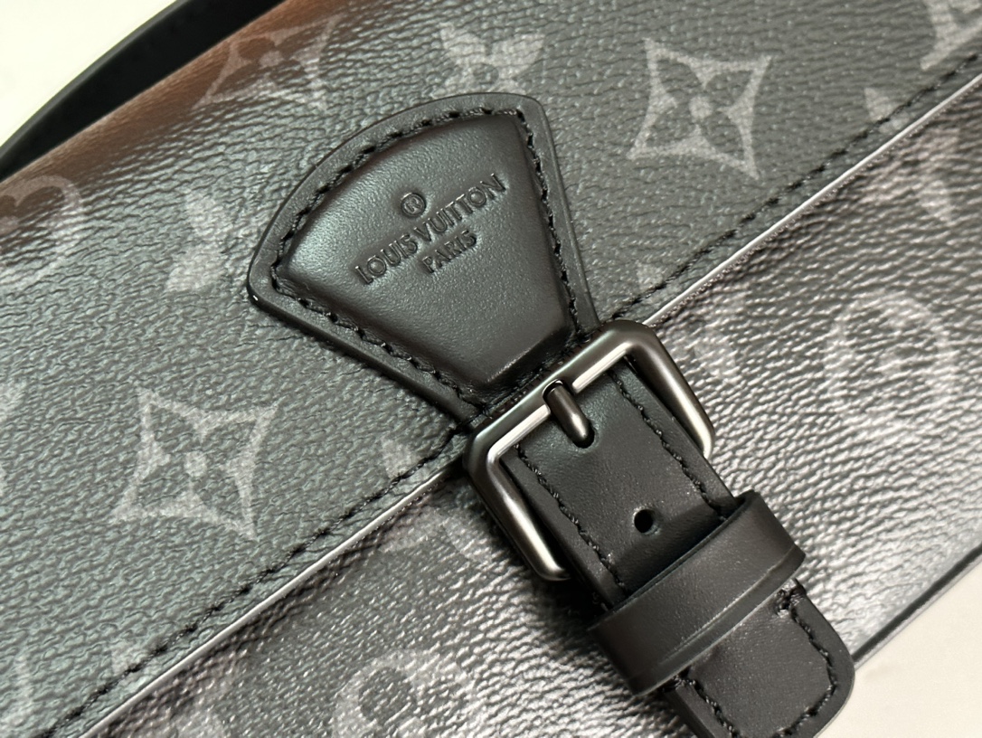 LV M81555 高仿壓紋腰包 斜背信封款 男士精品黑灰Monogram｜歐美奢侈品精品推薦