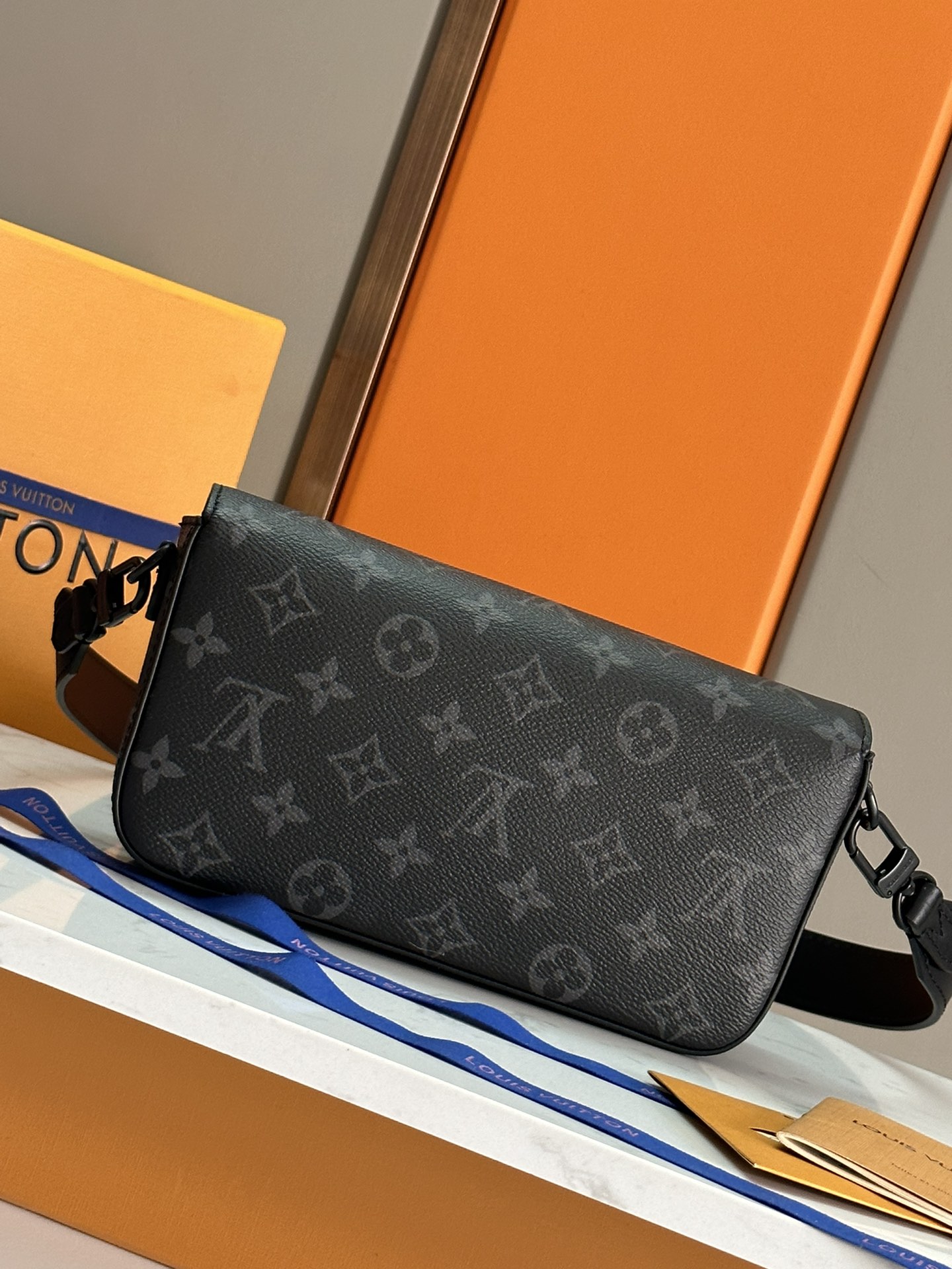 LV M81555 高仿壓紋腰包 斜背信封款 男士精品黑灰Monogram｜歐美奢侈品精品推薦