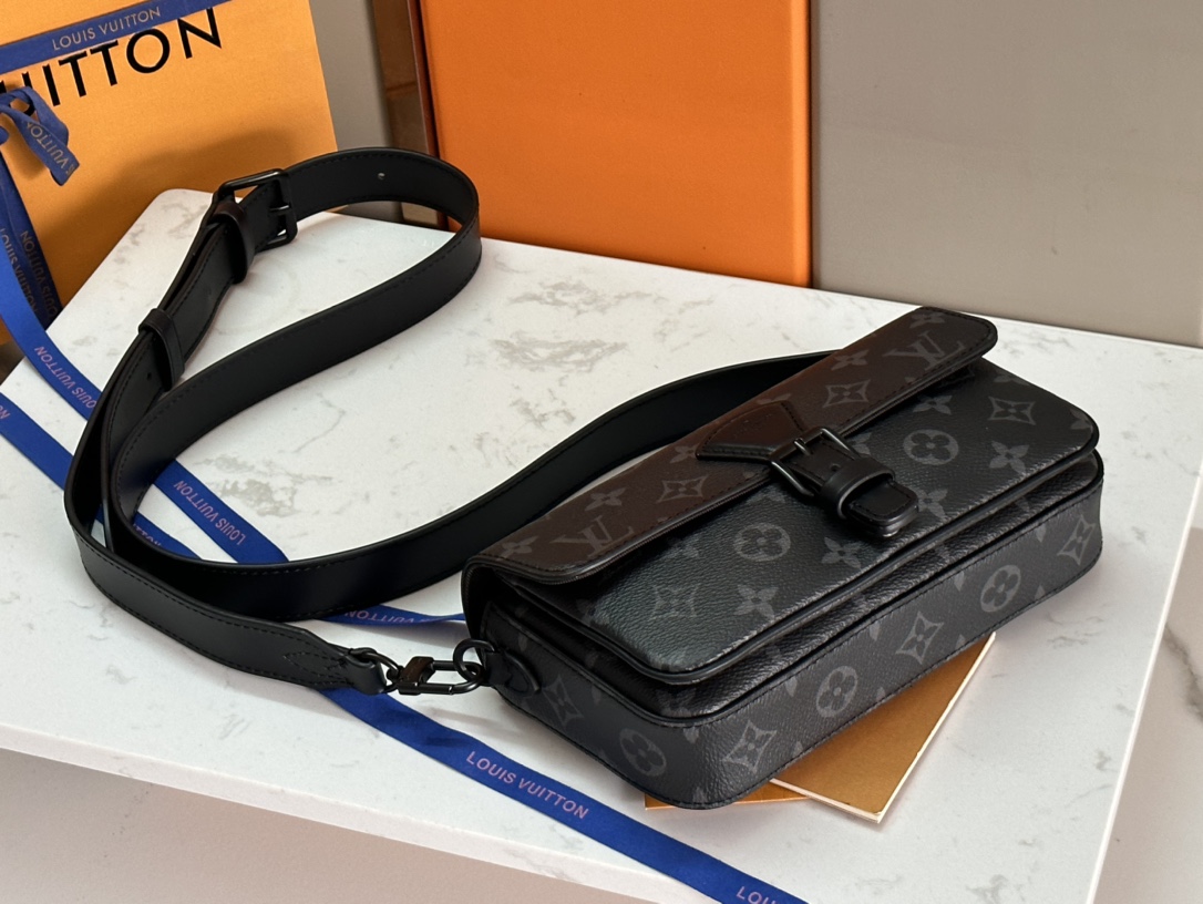 LV M81555 高仿壓紋腰包 斜背信封款 男士精品黑灰Monogram｜歐美奢侈品精品推薦