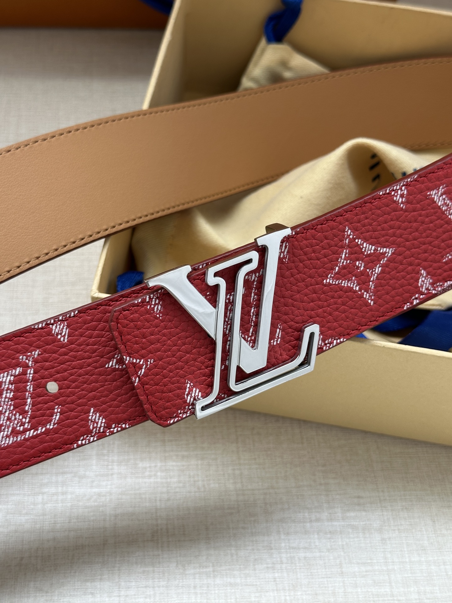 LV高仿紅色Monogram粒面皮革腰帶時尚精品男士皮帶｜歐美奢侈品精品推薦