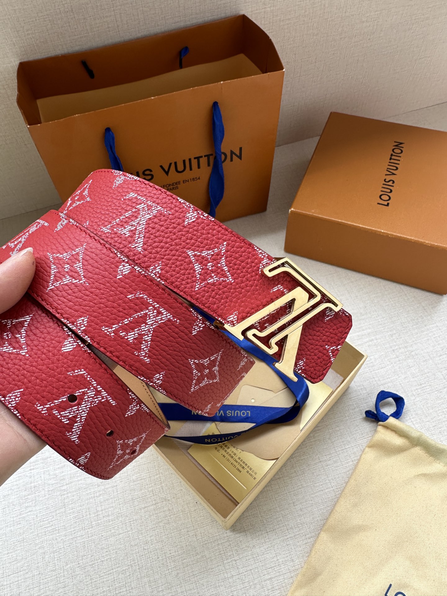 LV高仿紅色Monogram粒面皮革腰帶時尚精品男士皮帶｜歐美奢侈品精品推薦