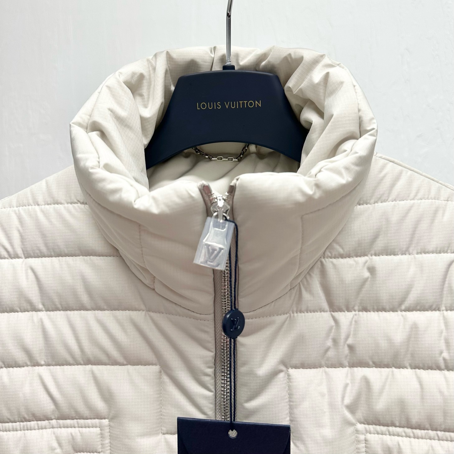 LV高仿立體壓花羽絨外套 冬季精品保暖高仿男裝外套｜歐美奢侈品精品推薦